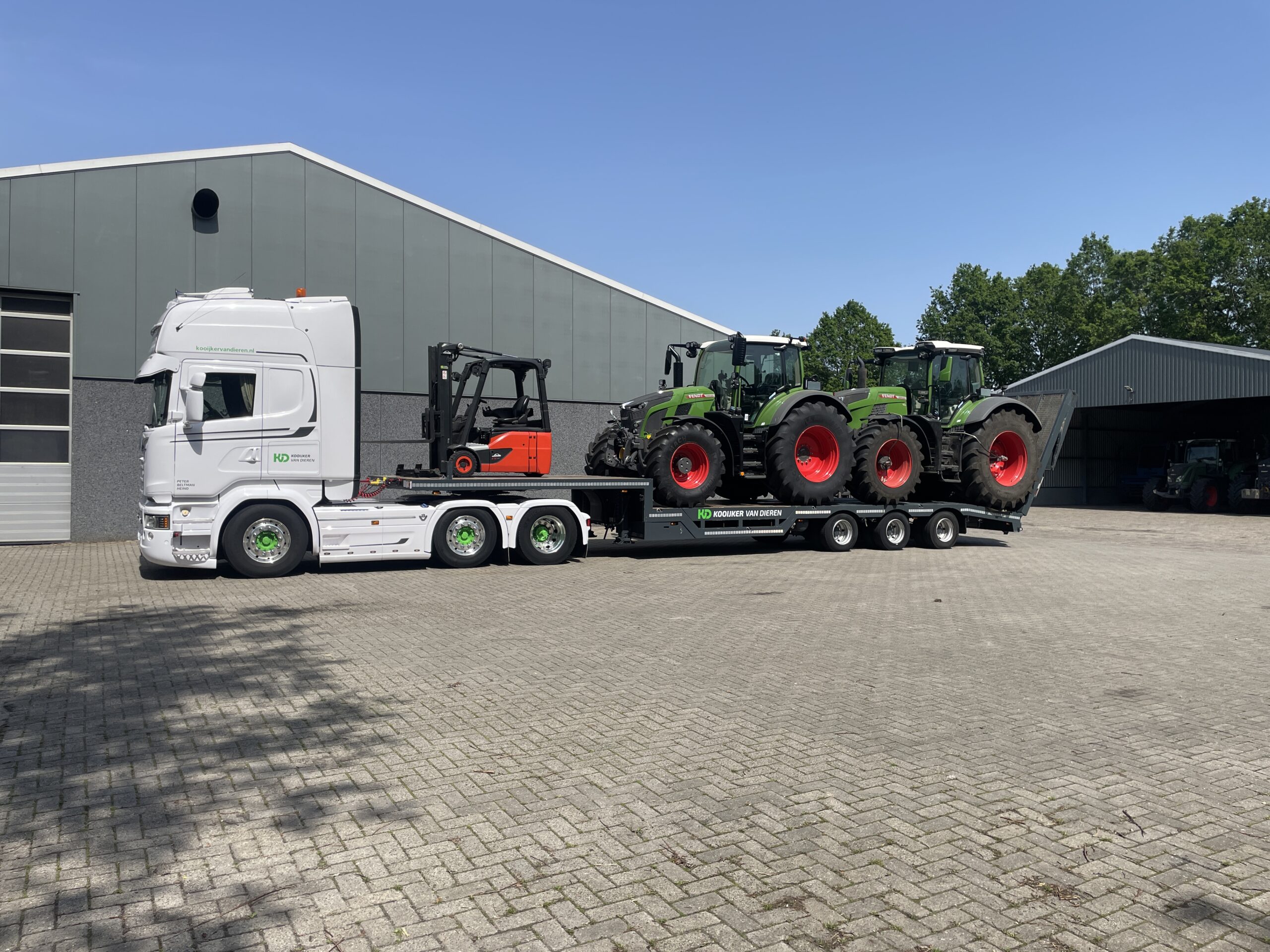 Heftruck en Fendt tractoren op de dieplader van Peter Beltman Transport