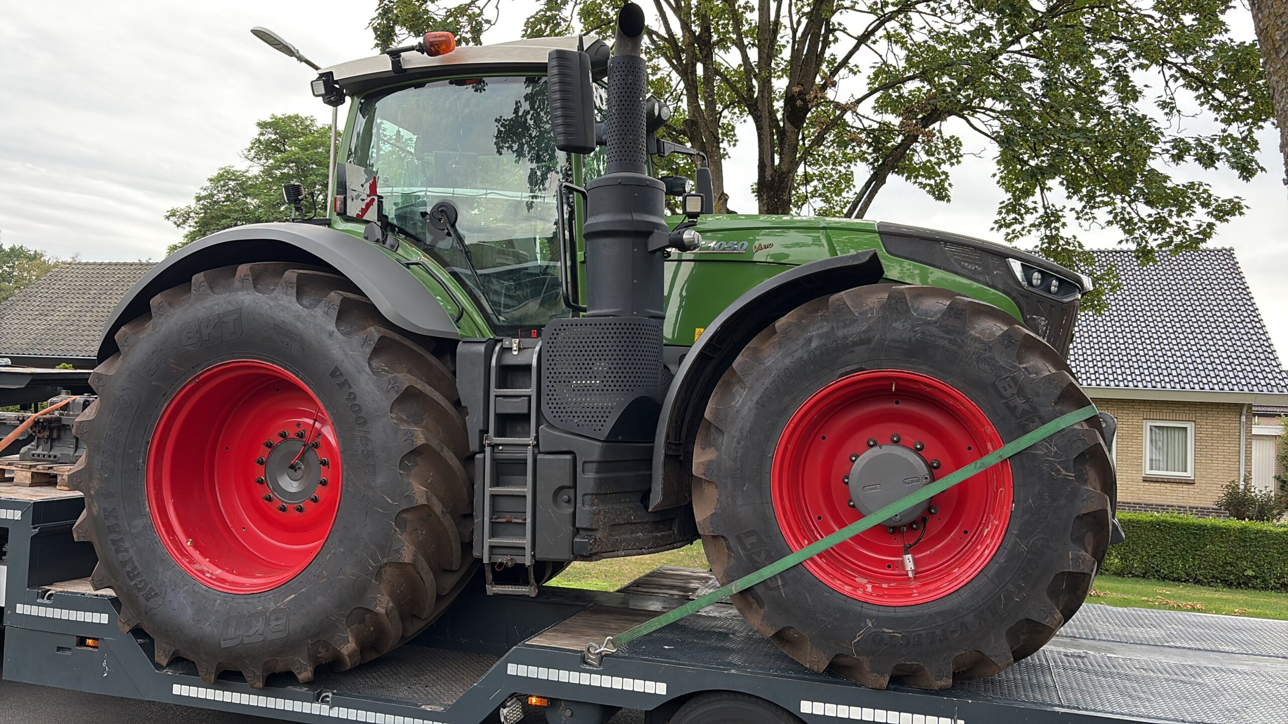 Fendt 1050 geladen, achterwielen onderin de wielkuipen