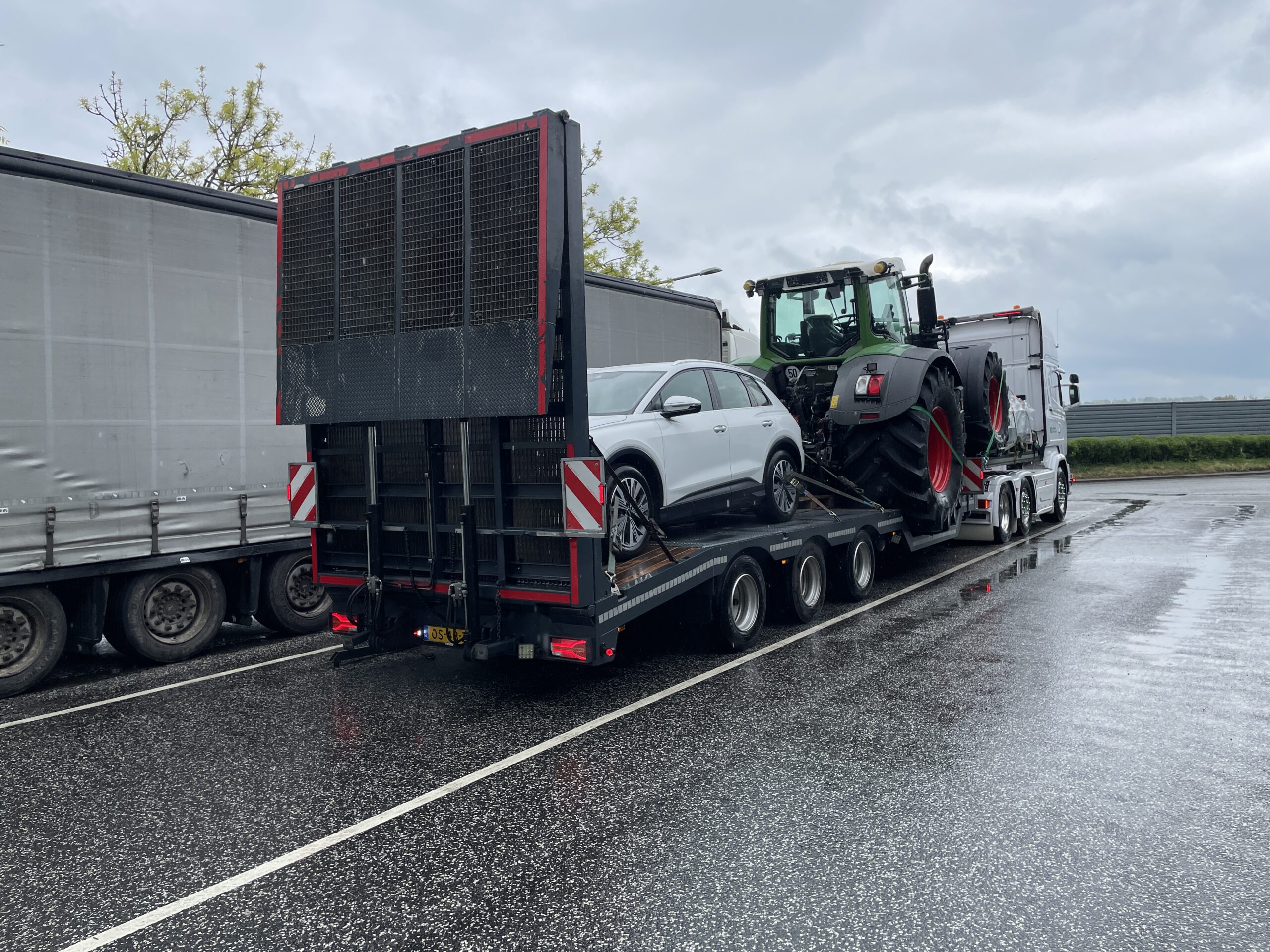Transport van heftrucks op dieplader