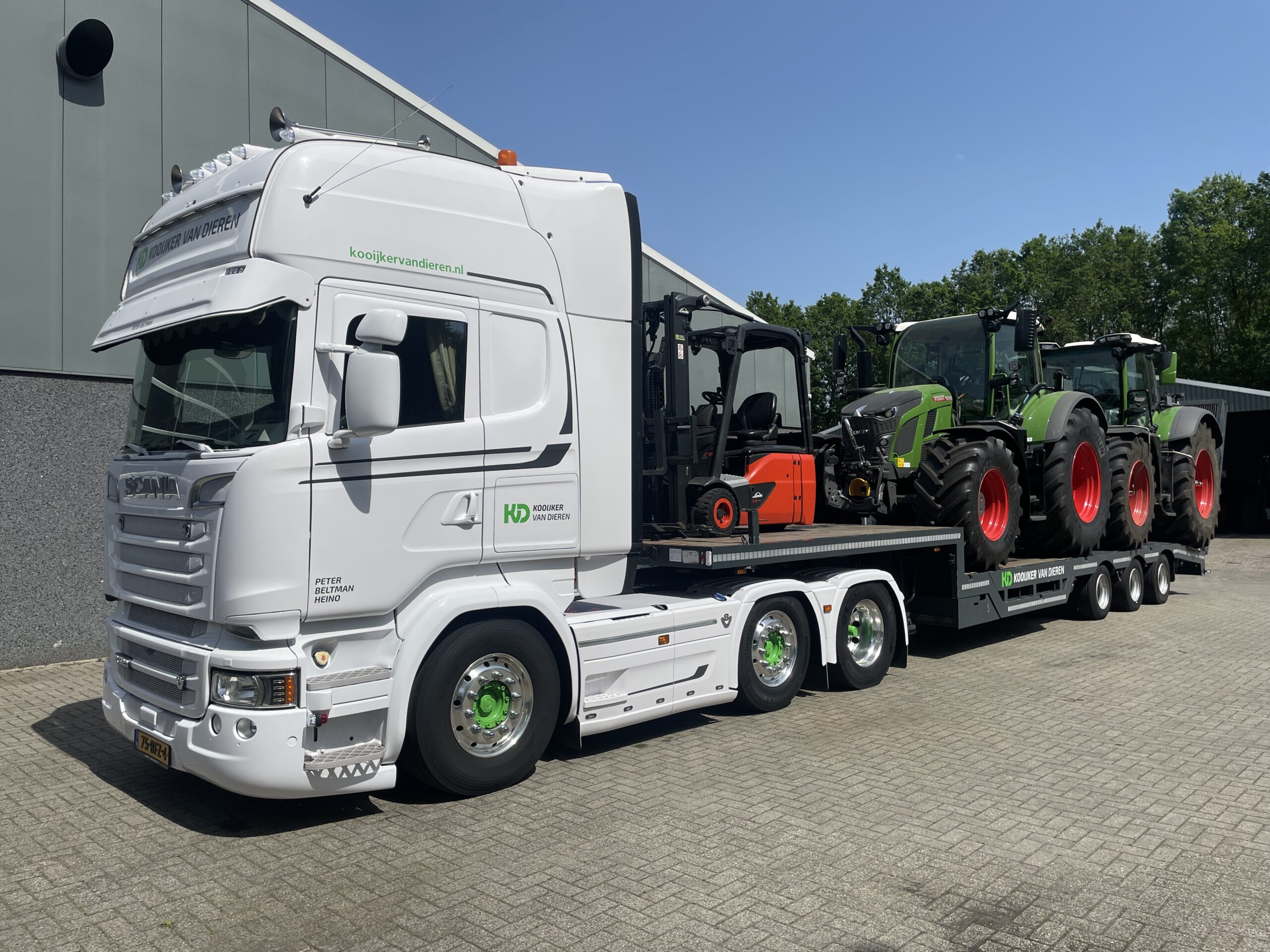 Vrachtwagen met dieplader van Peter Beltman Transport