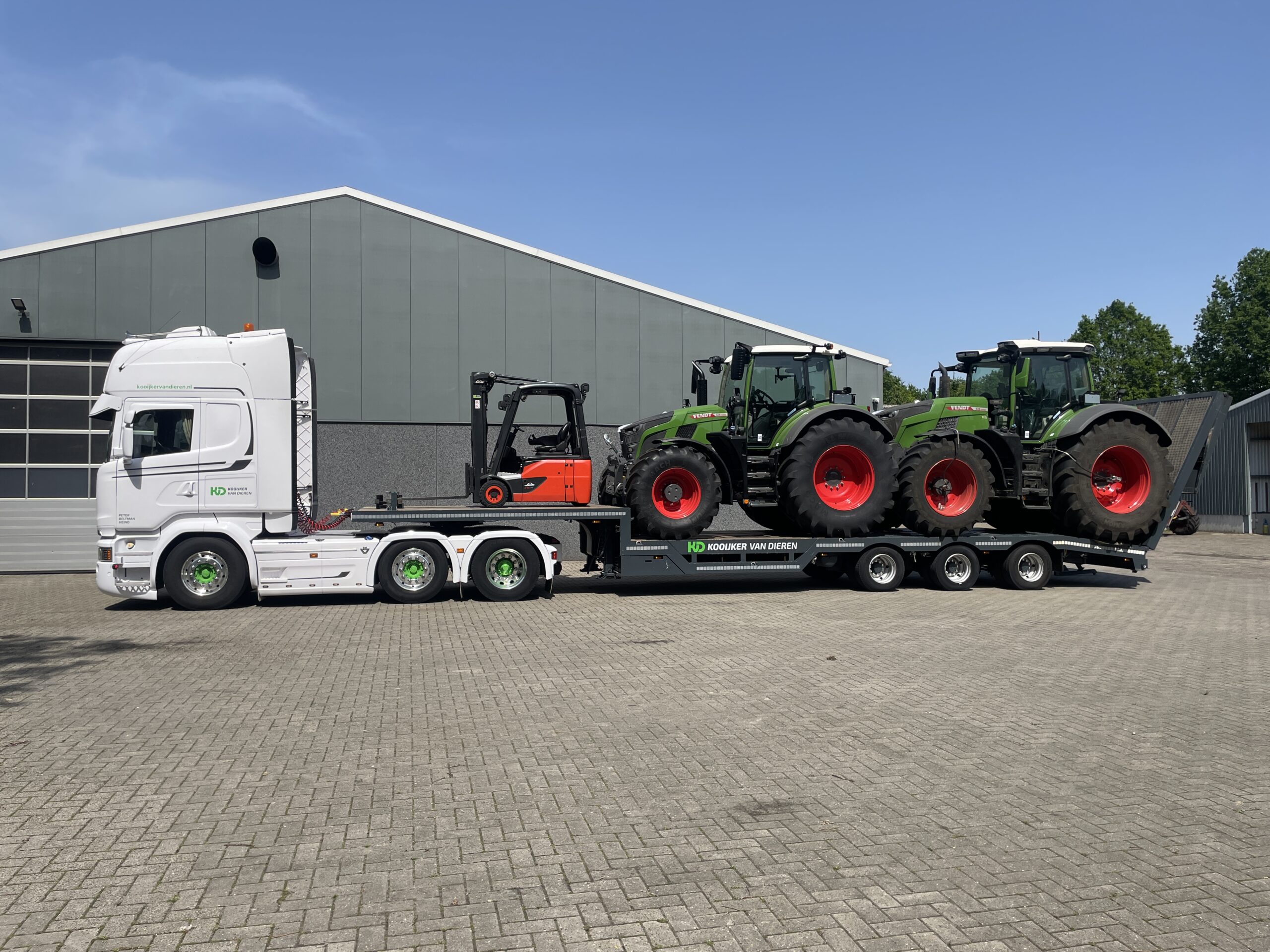 Vrachtwagen met dieplader van Peter Beltman Transport klaar voor vertrek