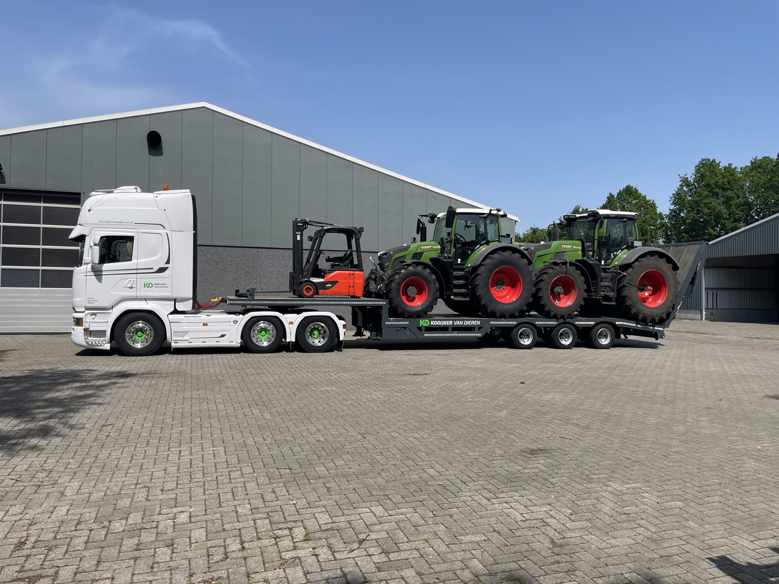 Scania trekker met dieplader onderweg