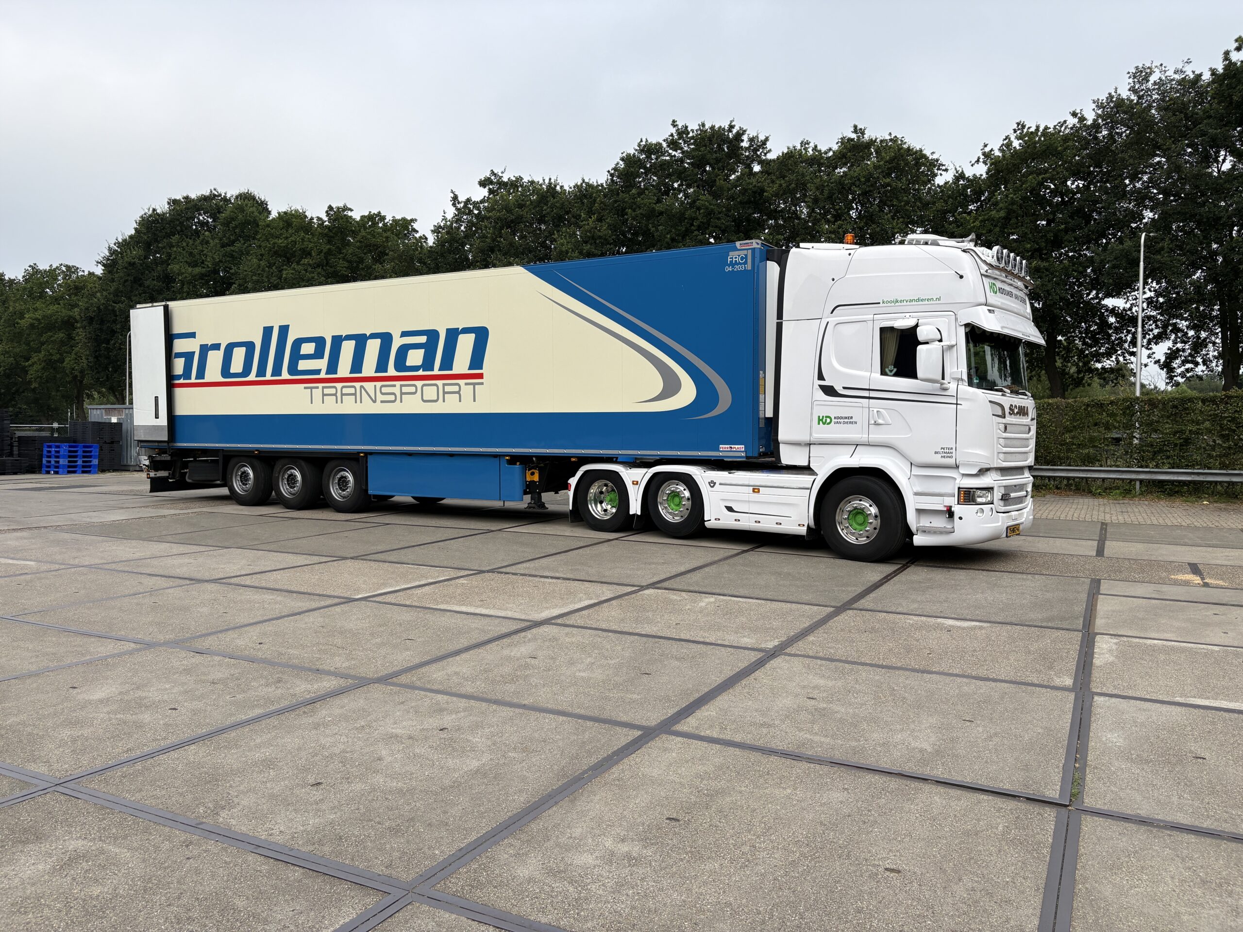 Vrachtwagen met trailer onderweg